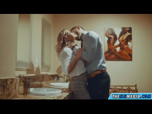 ❤️ Wakati blonde mwenye busty anakutongoza kwenye choo cha umma ☑ ❌️❤